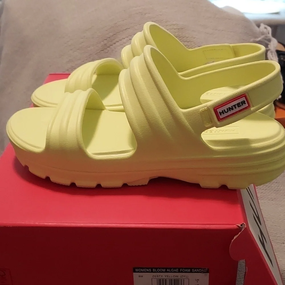 HUNTER BLOOM ALGAE FOAM SANDALS IN ZESTY YELLOW NIB